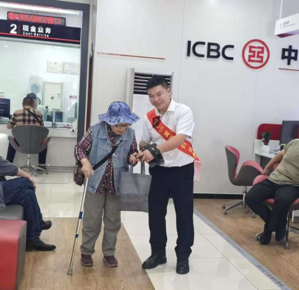 牛融网 工行贵州贵阳碧海花园支行助行动不便老人兑换残损币 传递金融温度